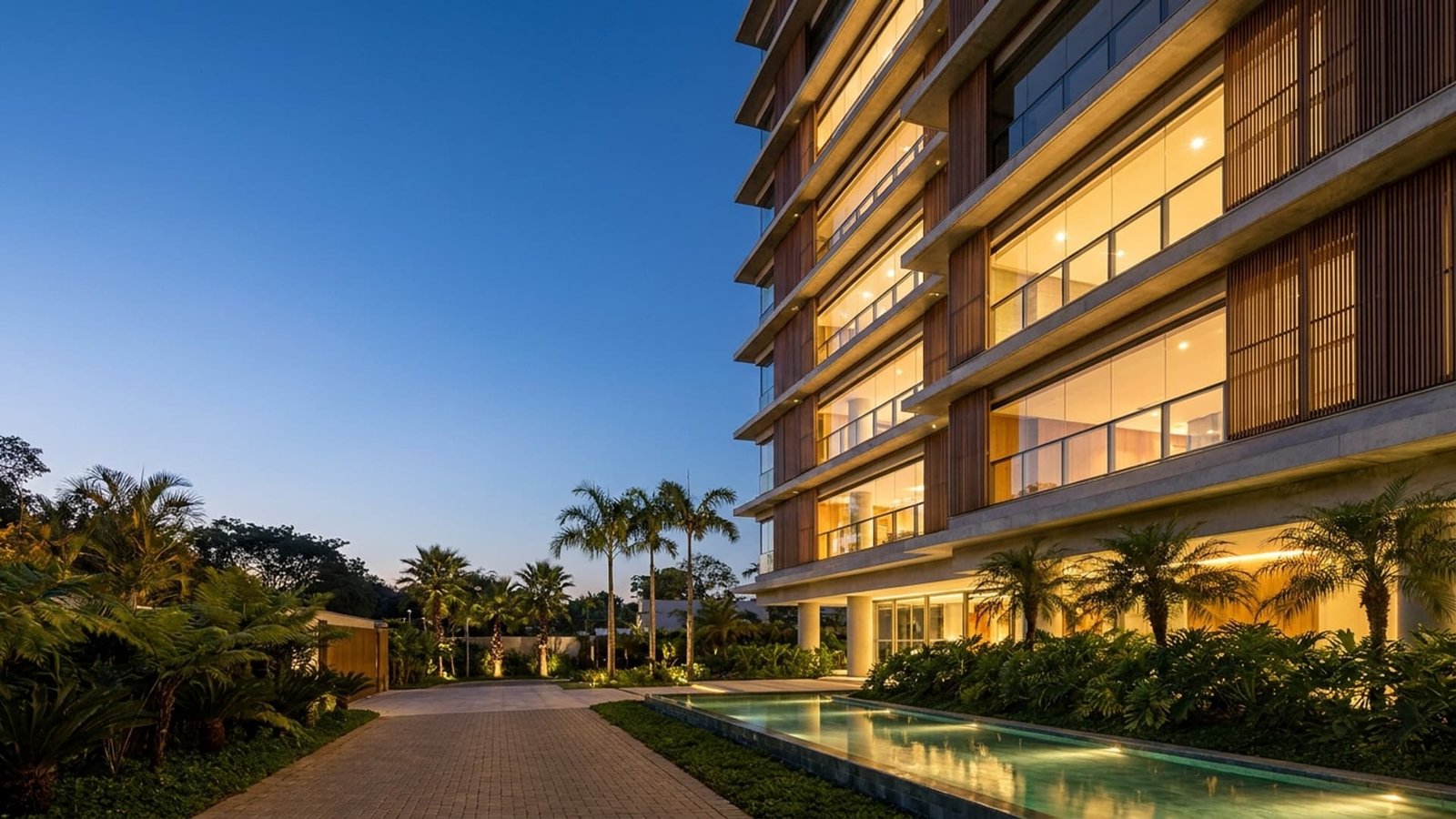 Fachada do Reserva Aurora ao anoitecer, com as luzes dos apartamentos acesas