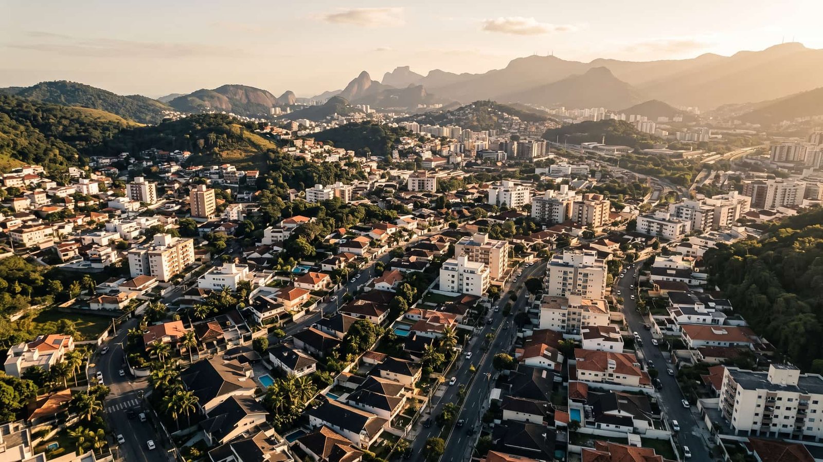Vista aérea de um bairro residencial de Juiz de Fora no fim da tarde