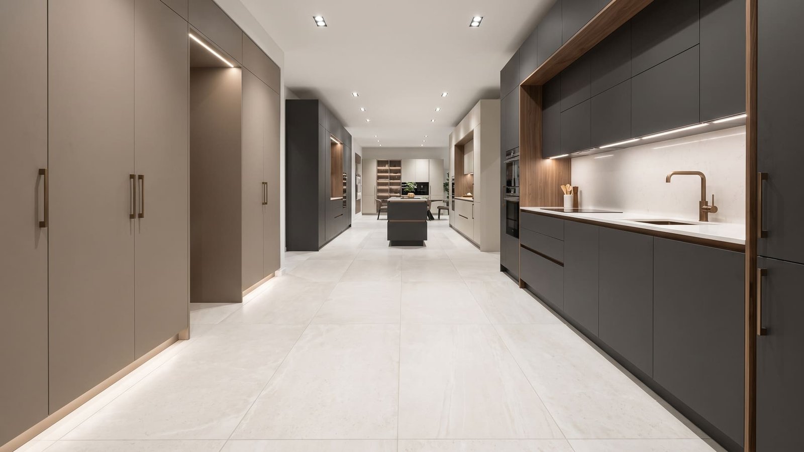 Corredor central do showroom, com ilha de cozinha à direita