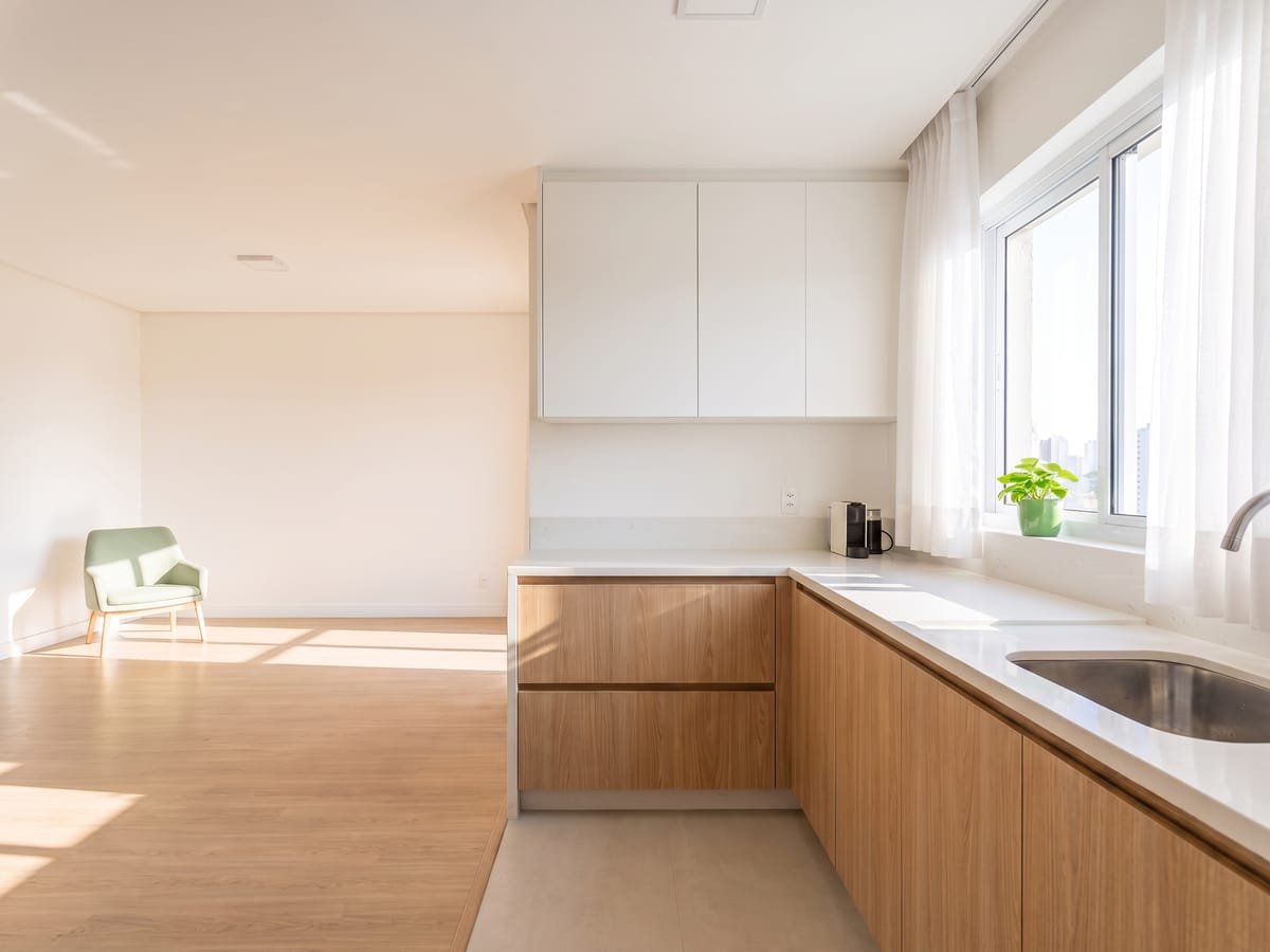 Cozinha de 3,2 metros em apartamento de 48 m², em branco e carvalho claro