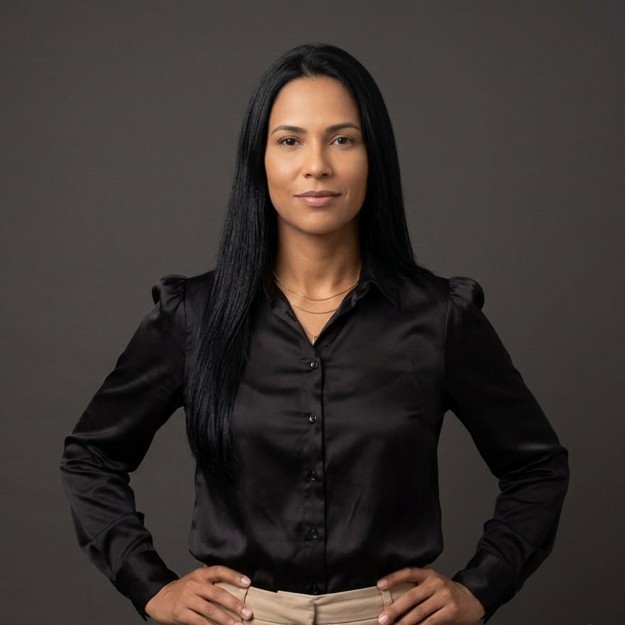 Dra. Renata Salles sorrindo